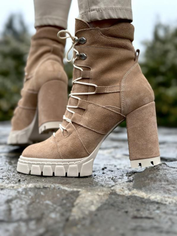 Beżowe botki damskie skórzane