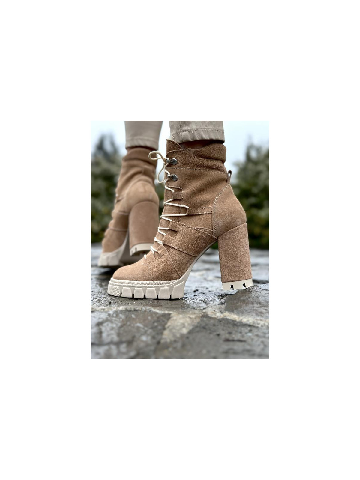 Beżowe botki damskie skórzane