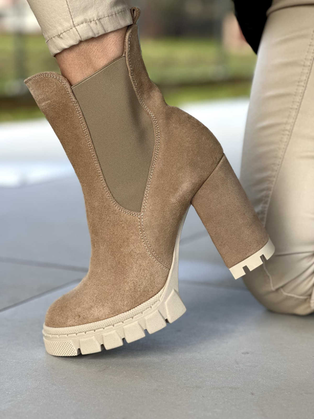 Beżowe botki damskie skórzane