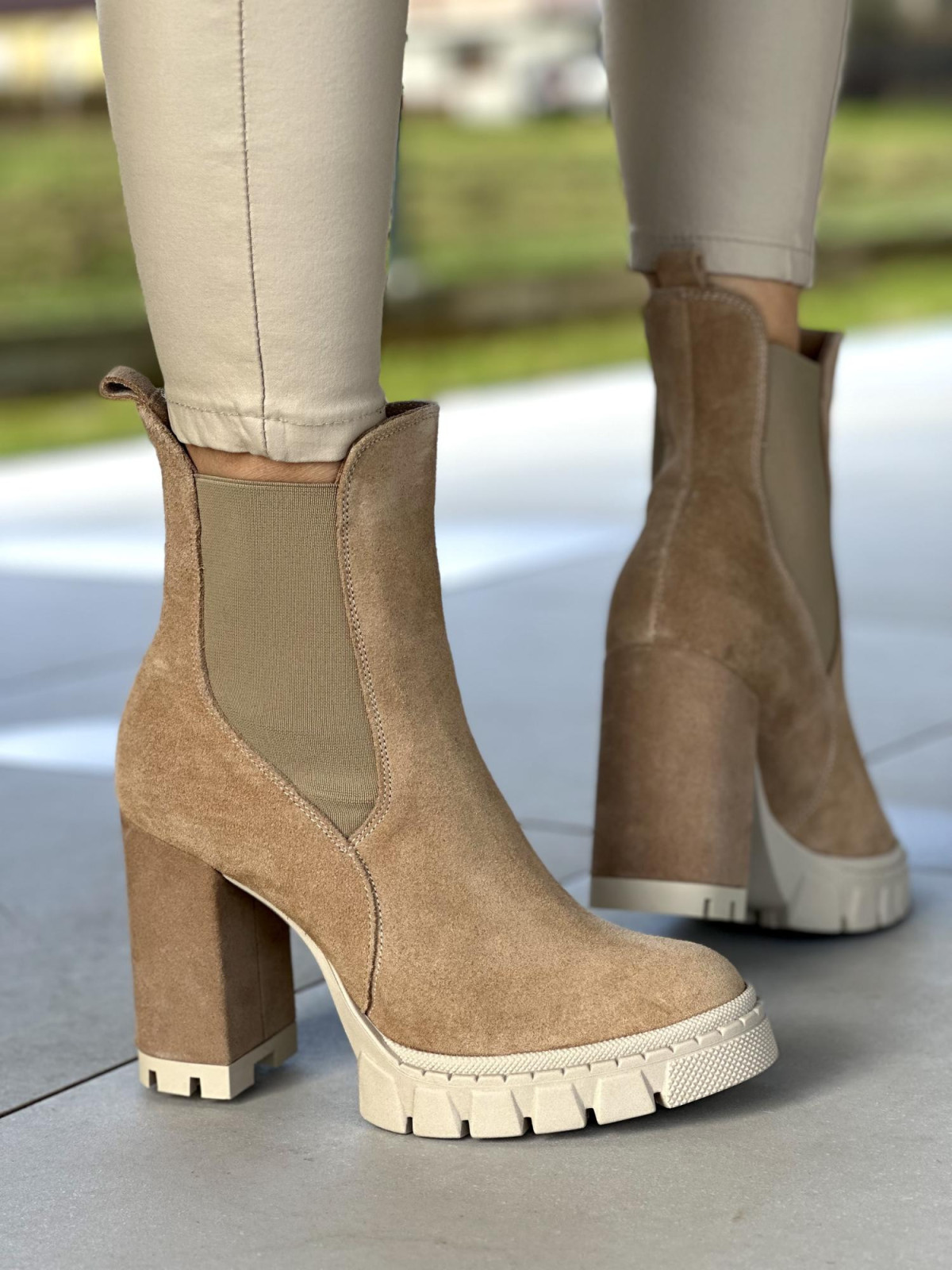 Beżowe botki damskie skórzane