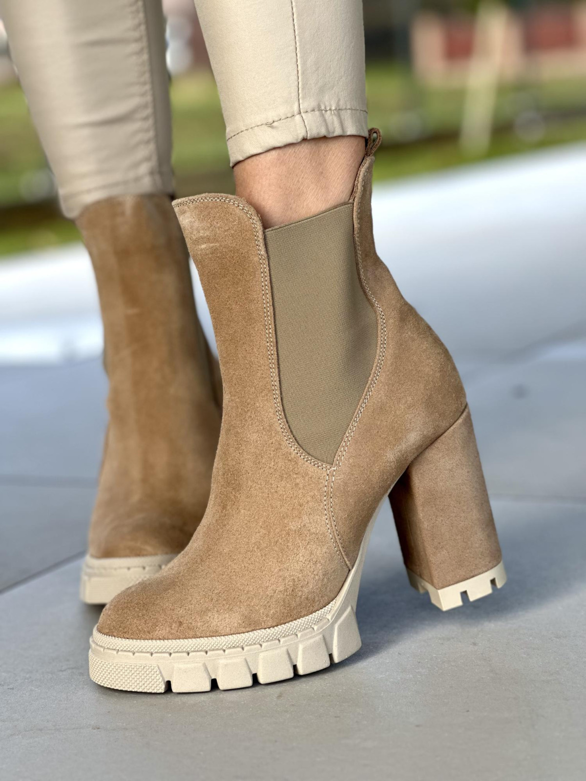 Beżowe botki damskie skórzane