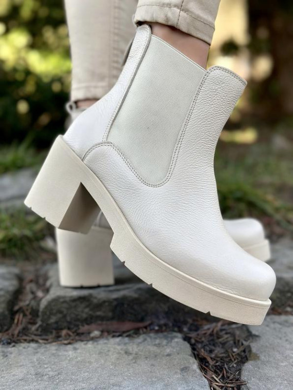 Beżowe botki damskie skórzane