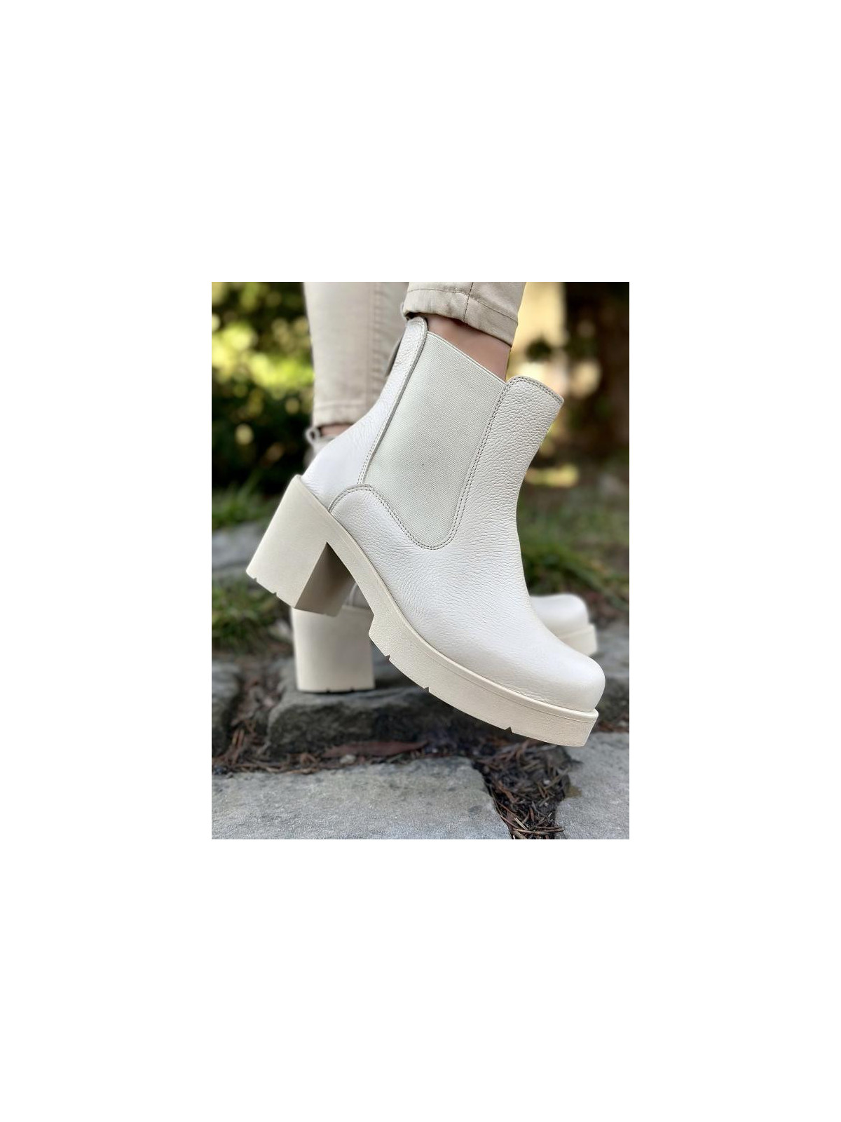 Beżowe botki damskie skórzane