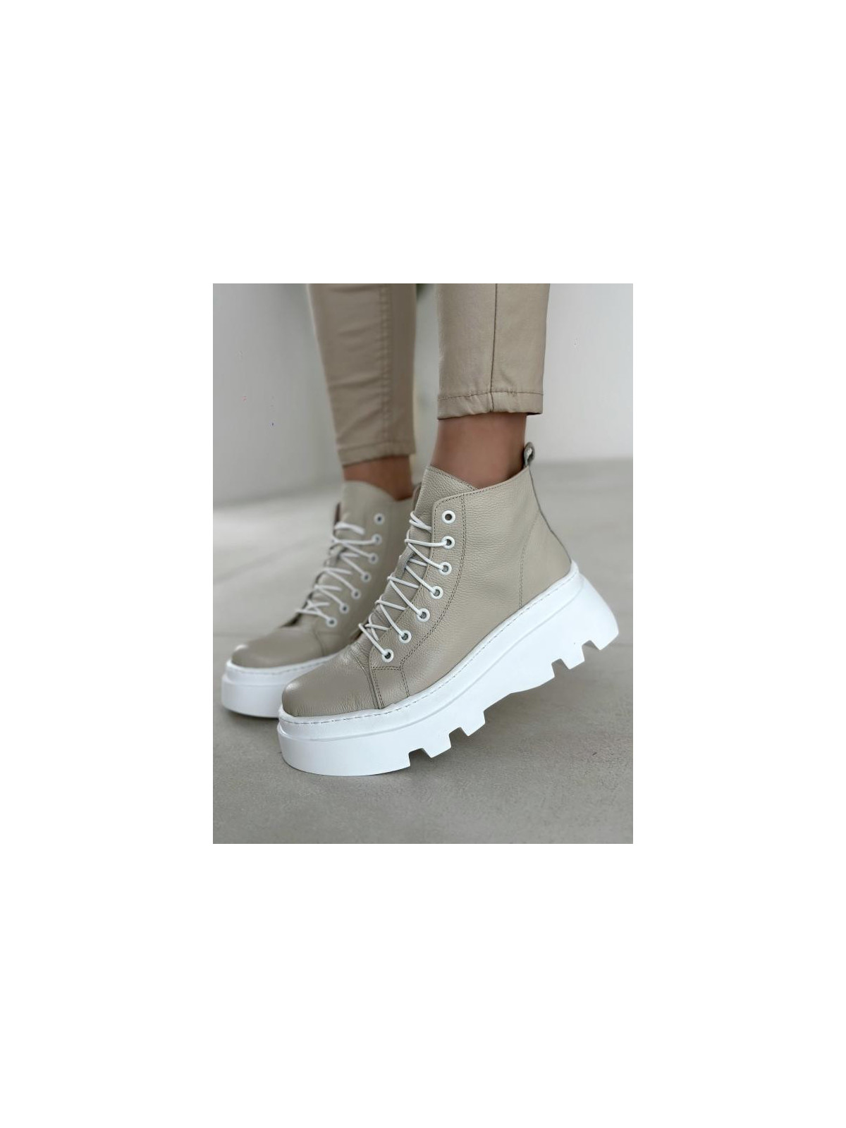 Beżowe trapery damskie skórzane