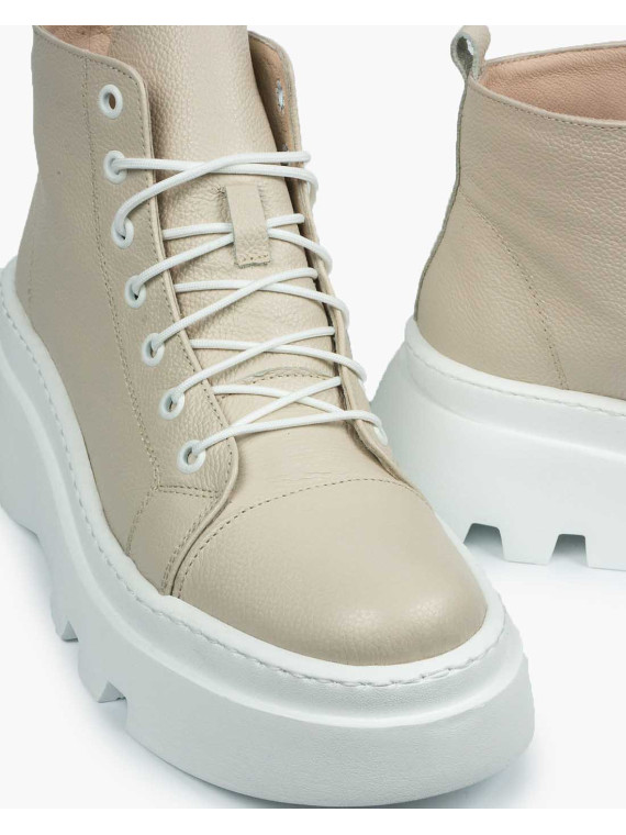 Beżowe trapery damskie skórzane