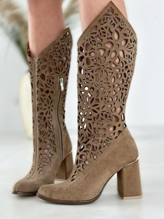 Beżowe kozaki damskie skórzane