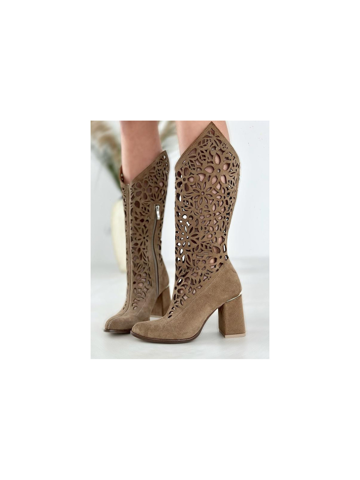 Beżowe kozaki damskie skórzane