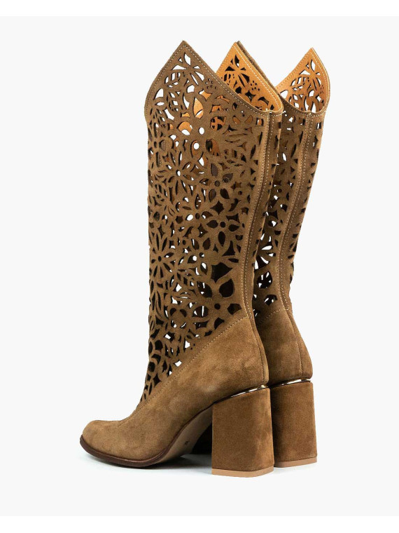 Beżowe kozaki damskie skórzane