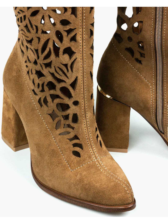 Beżowe kozaki damskie skórzane