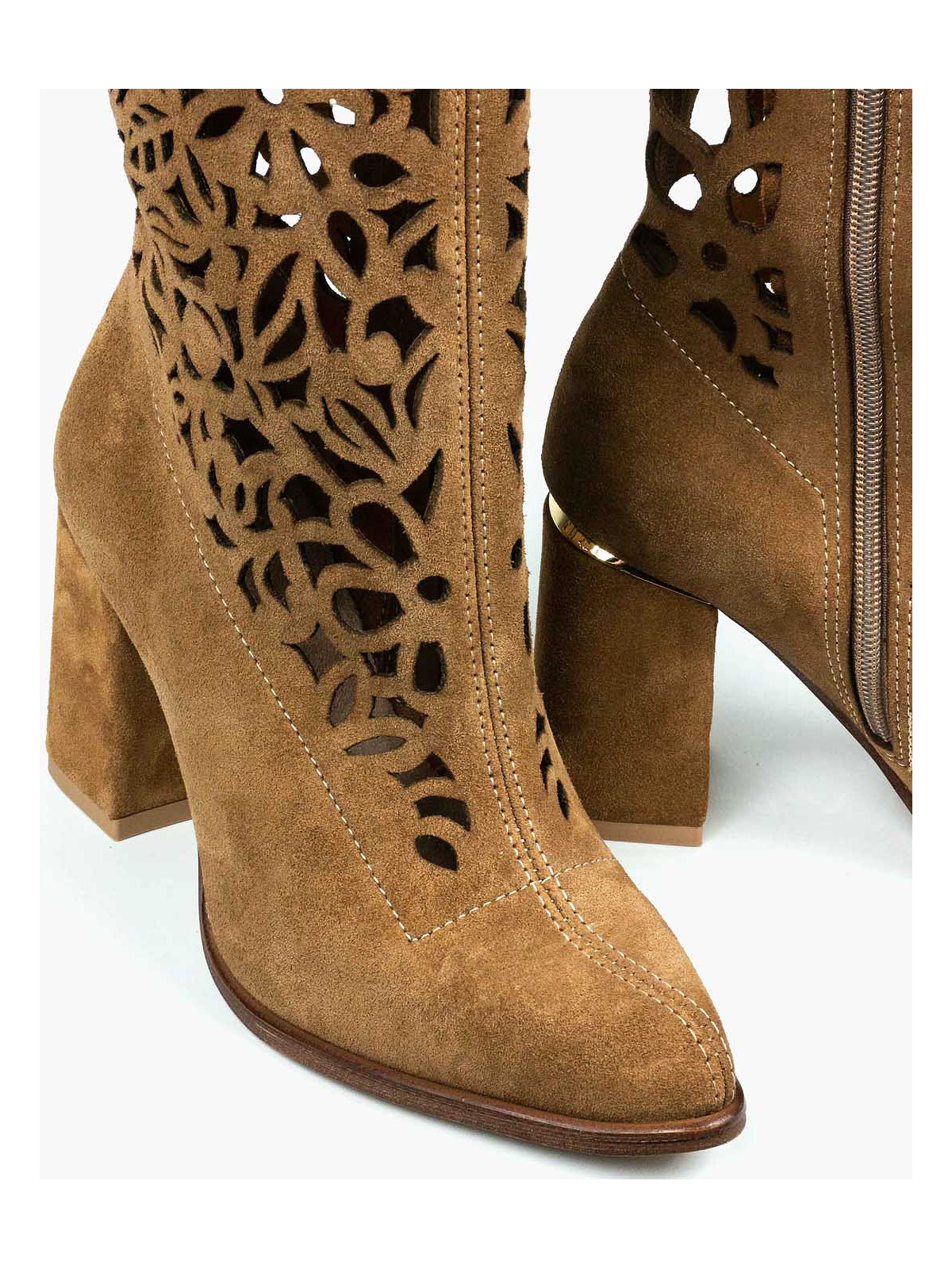 Beżowe kozaki damskie skórzane