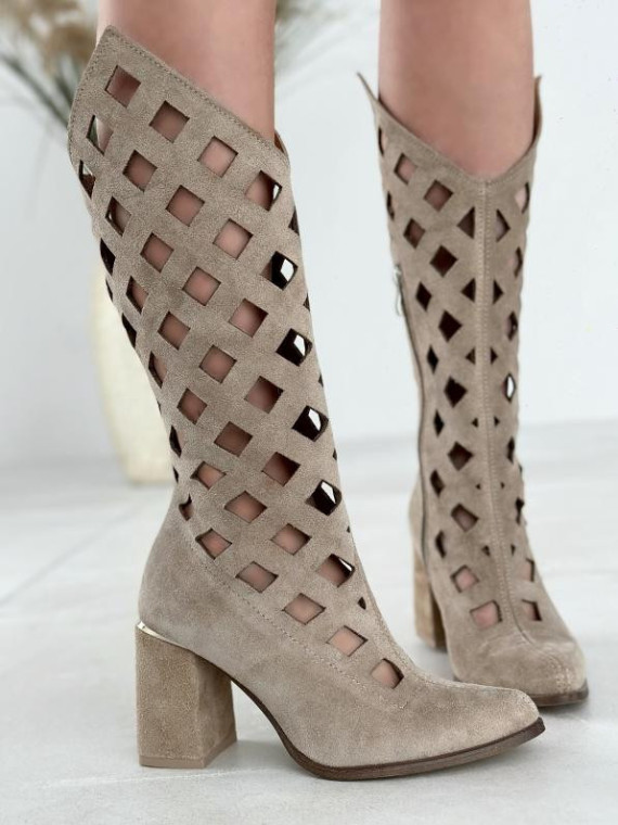 Beżowe kozaki damskie skórzane