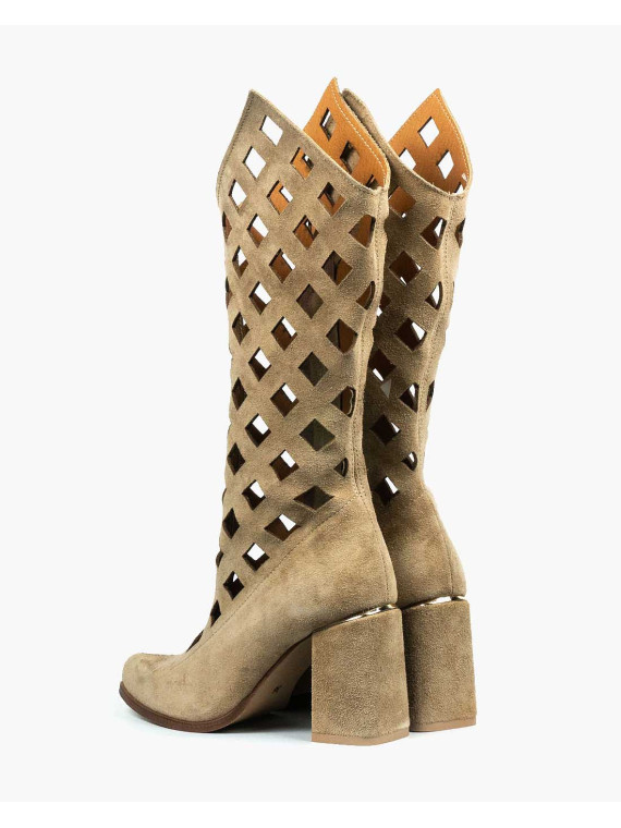 Beżowe kozaki damskie skórzane