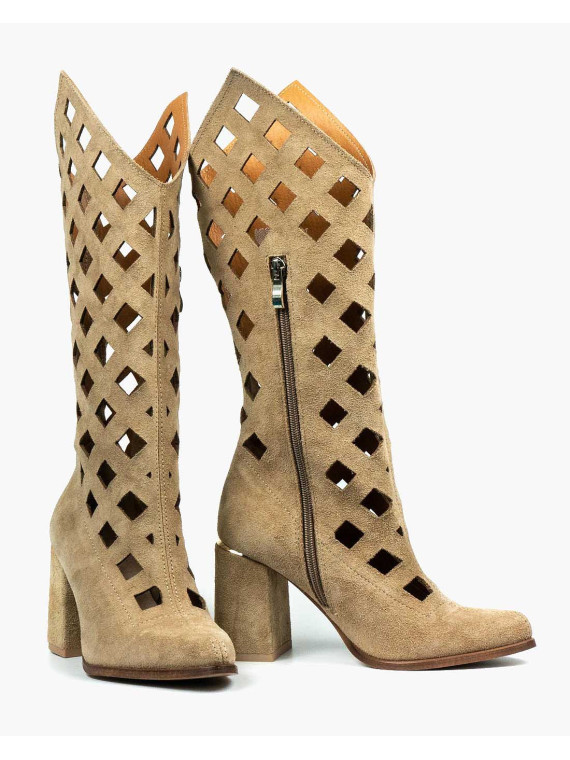 Beżowe kozaki damskie skórzane