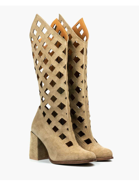 Beżowe kozaki damskie skórzane