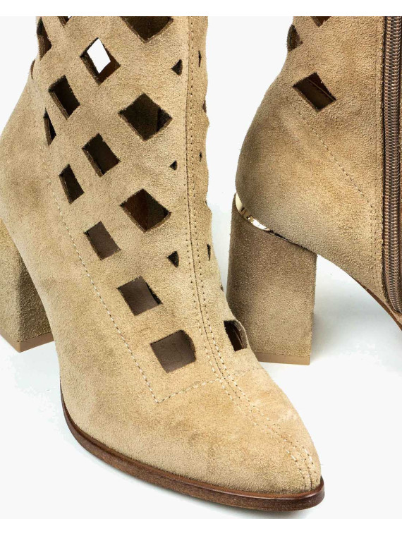 Beżowe kozaki damskie skórzane