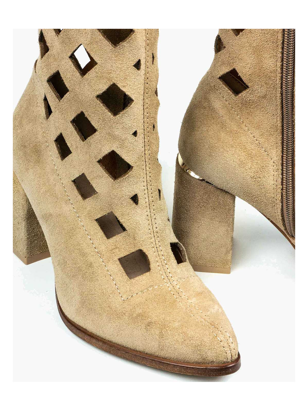 Beżowe kozaki damskie skórzane