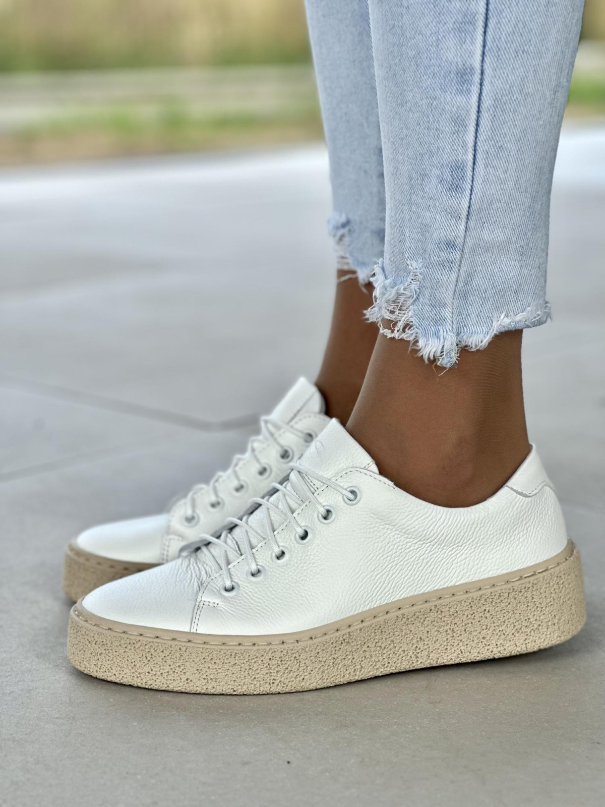 Białe trampki damskie skórzane OLEKSY polskiej produkcji na beżowej grubej podeszwie