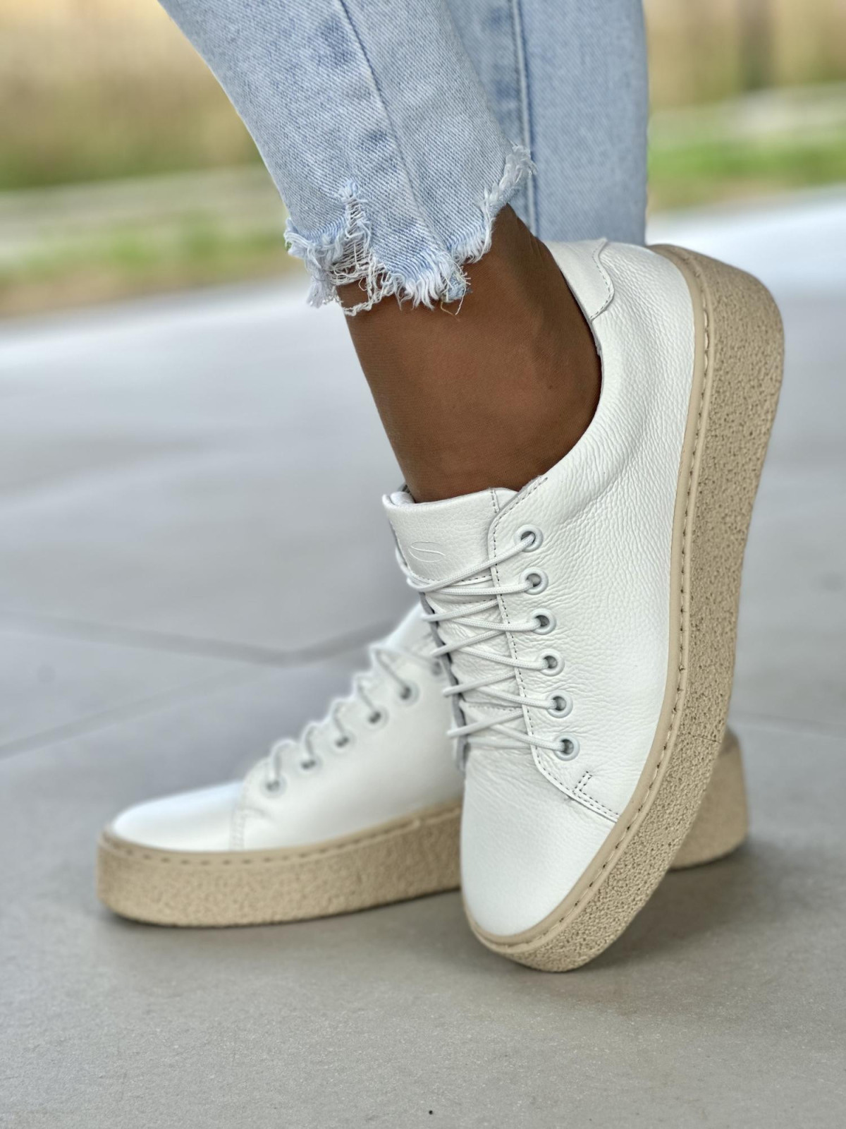 Białe trampki damskie skórzane OLEKSY polskiej produkcji na beżowej grubej podeszwie