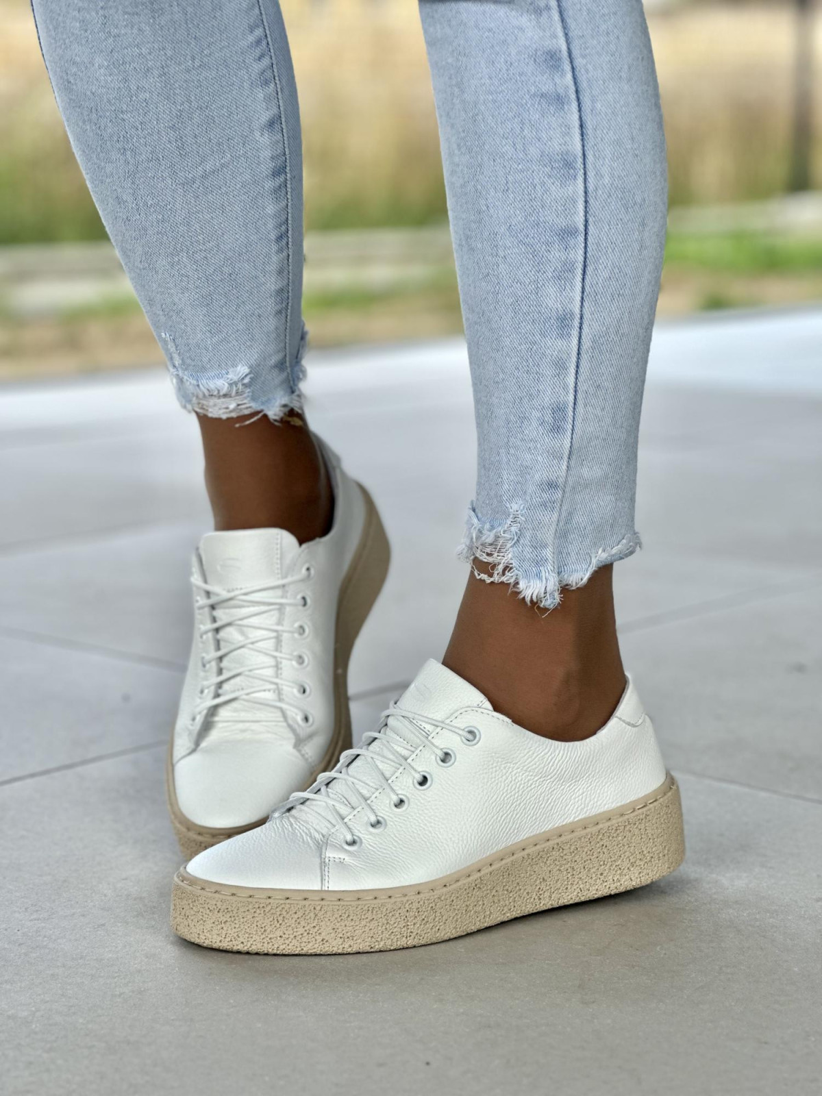 Białe trampki damskie skórzane OLEKSY polskiej produkcji na beżowej grubej podeszwie