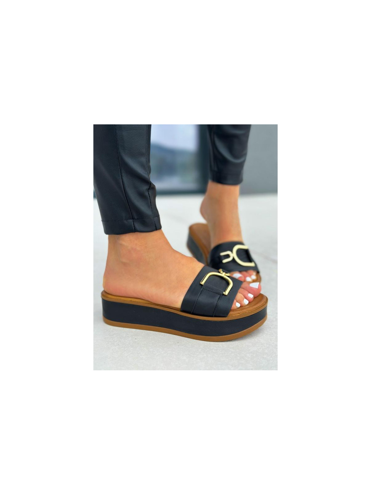 Czarne klapki damskie skórzane