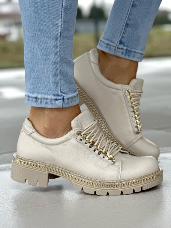 Beżowe trapery damskie ze skóry naturalnej ze złotymi detalami