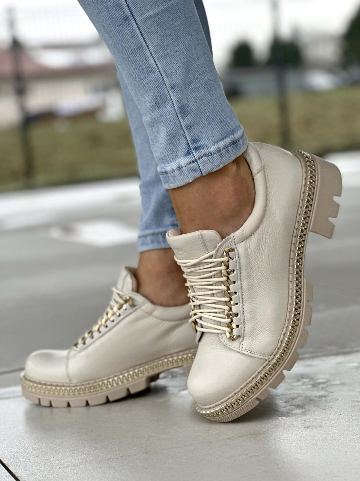 Beżowe trapery damskie ze skóry naturalnej ze złotymi detalami