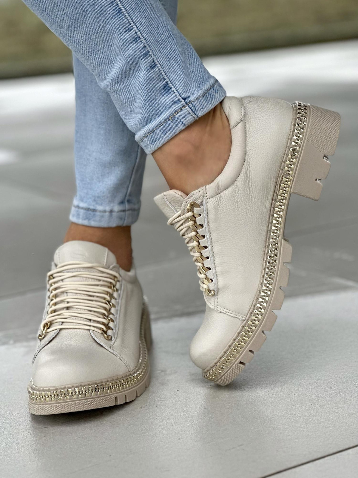 Beżowe trapery damskie ze skóry naturalnej ze złotymi detalami