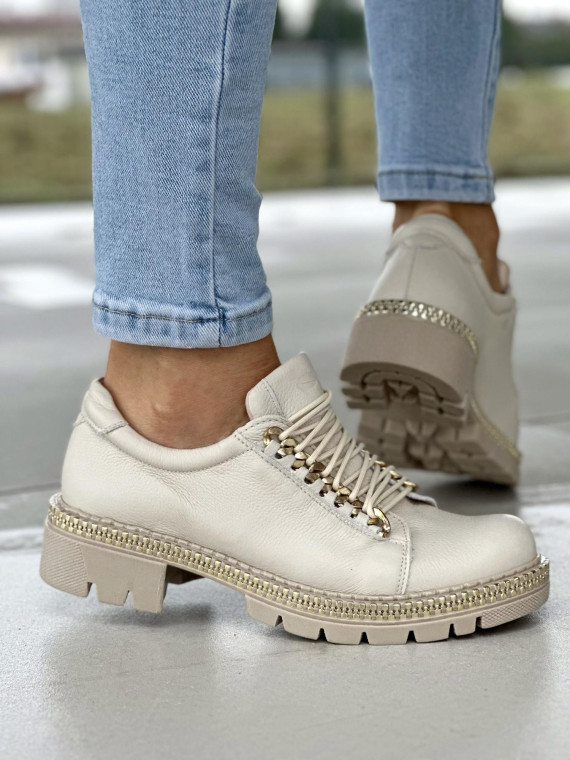 Beżowe trapery damskie ze skóry naturalnej ze złotymi detalami