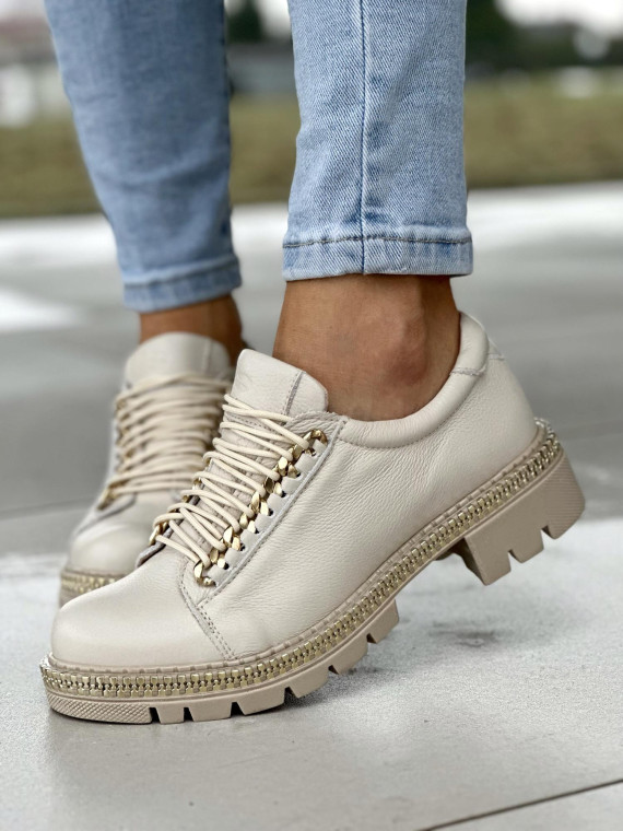 Beżowe trapery damskie ze skóry naturalnej ze złotymi detalami