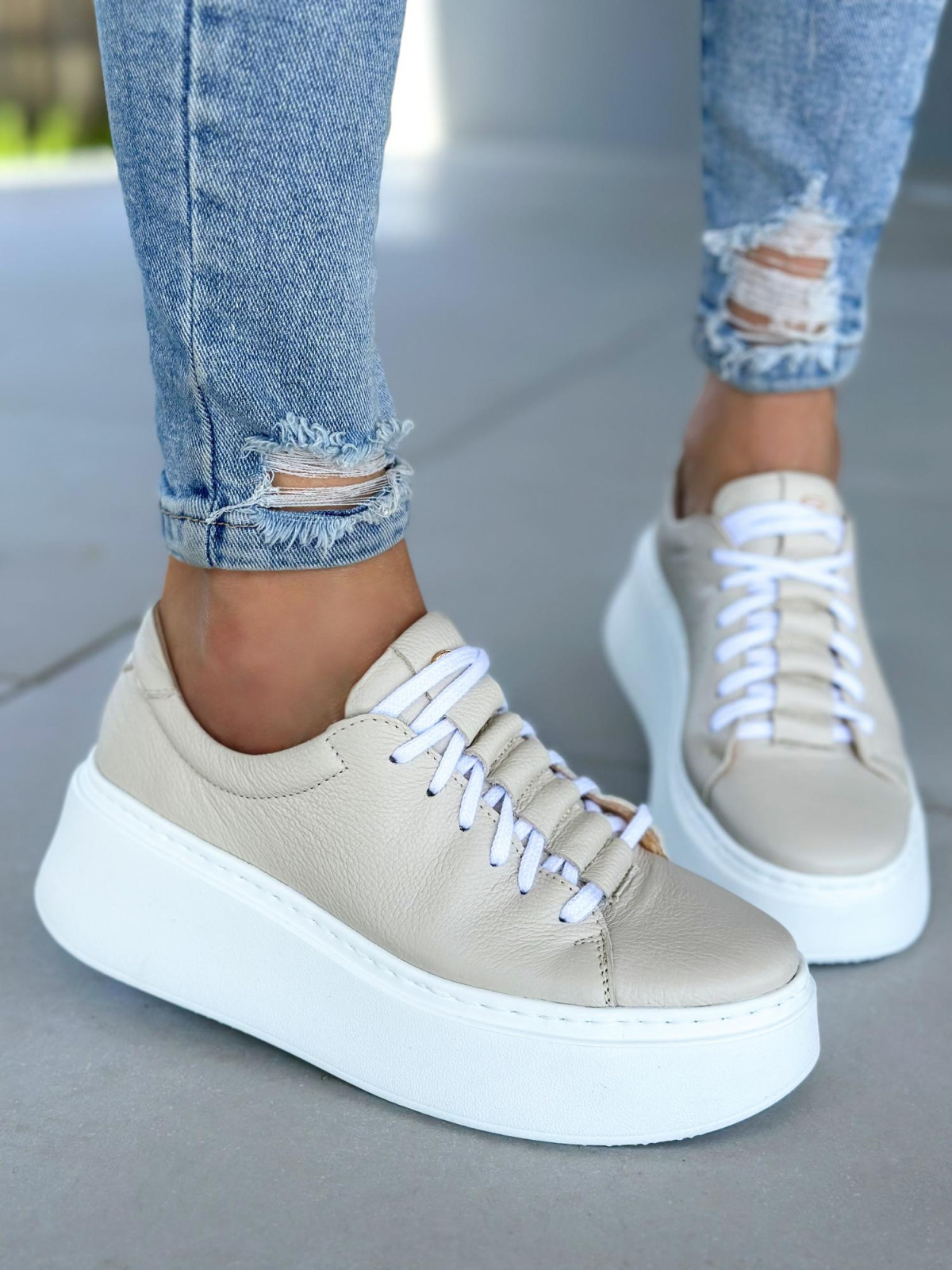 Beżowe trampki damskie skórzane