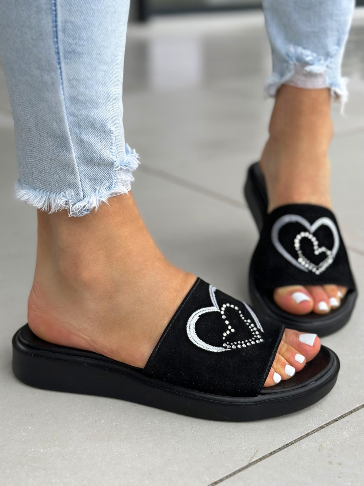 Czarne klapki damskie skórzane