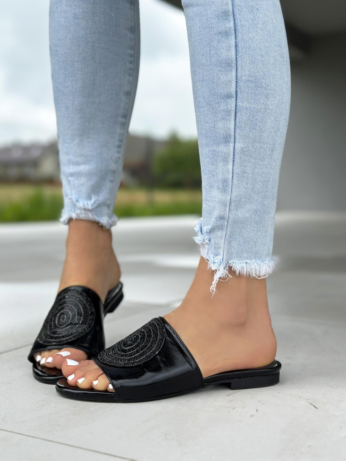 Czarne klapki damskie skórzane