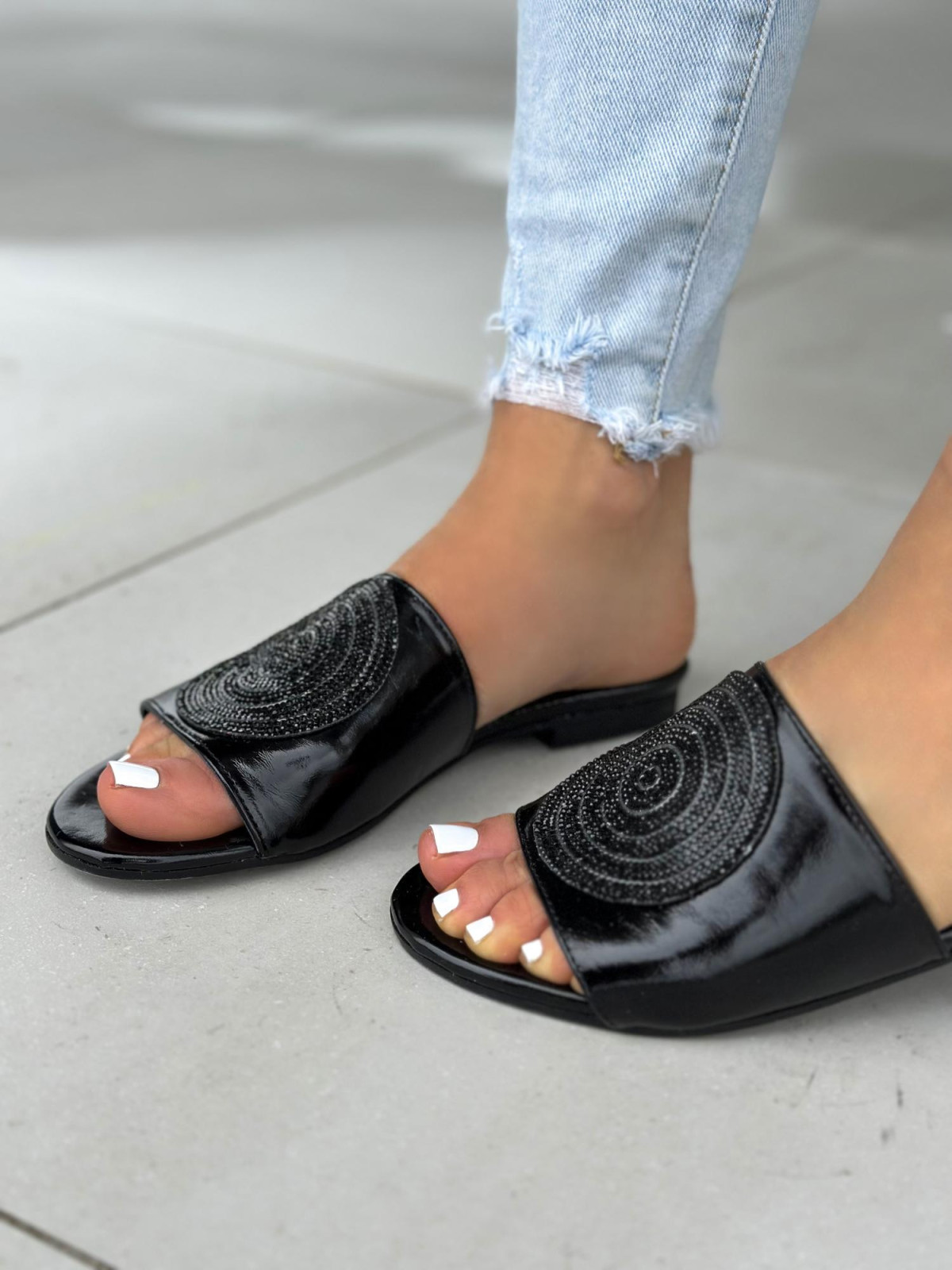 Czarne klapki damskie skórzane