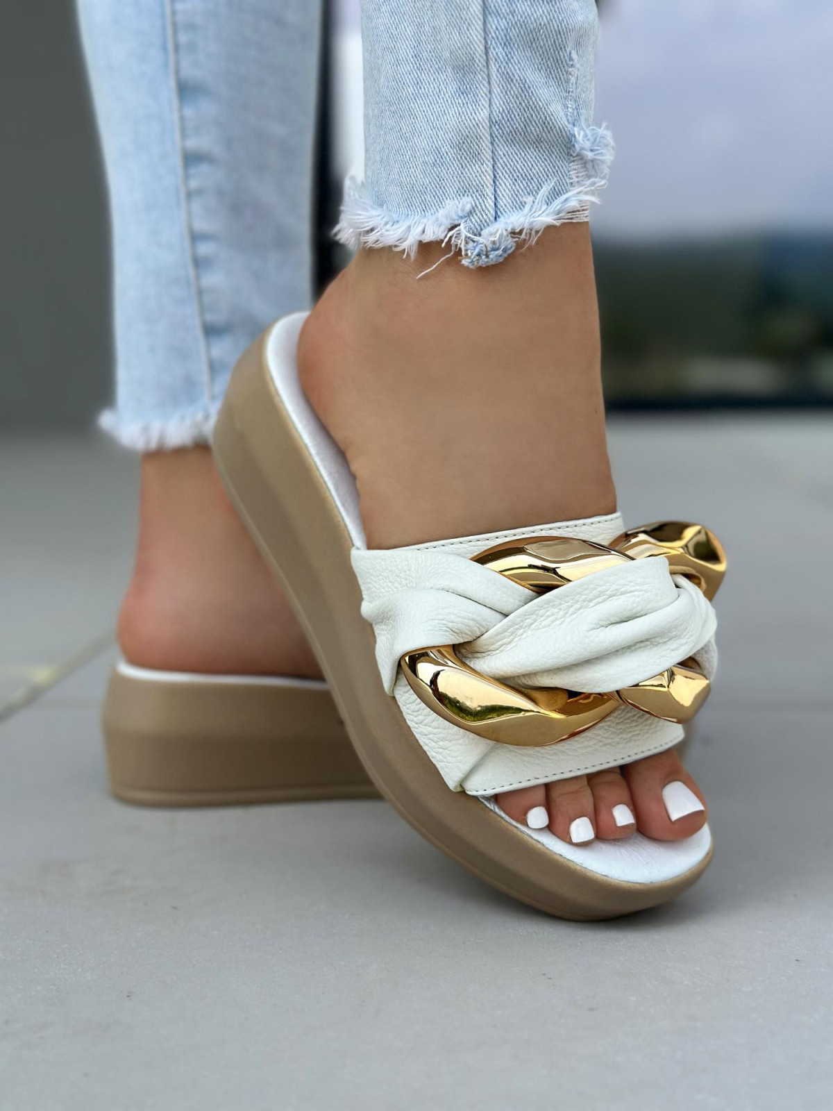 Białe klapki damskie skórzane