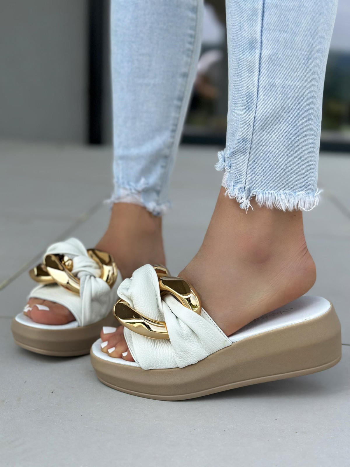 Białe klapki damskie skórzane