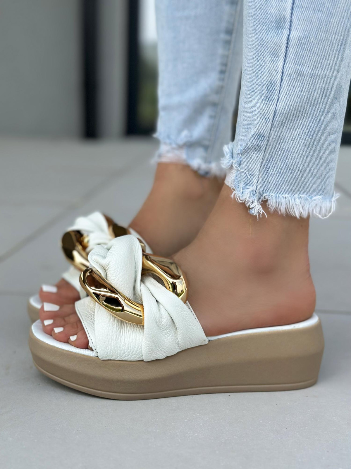 Białe klapki damskie skórzane