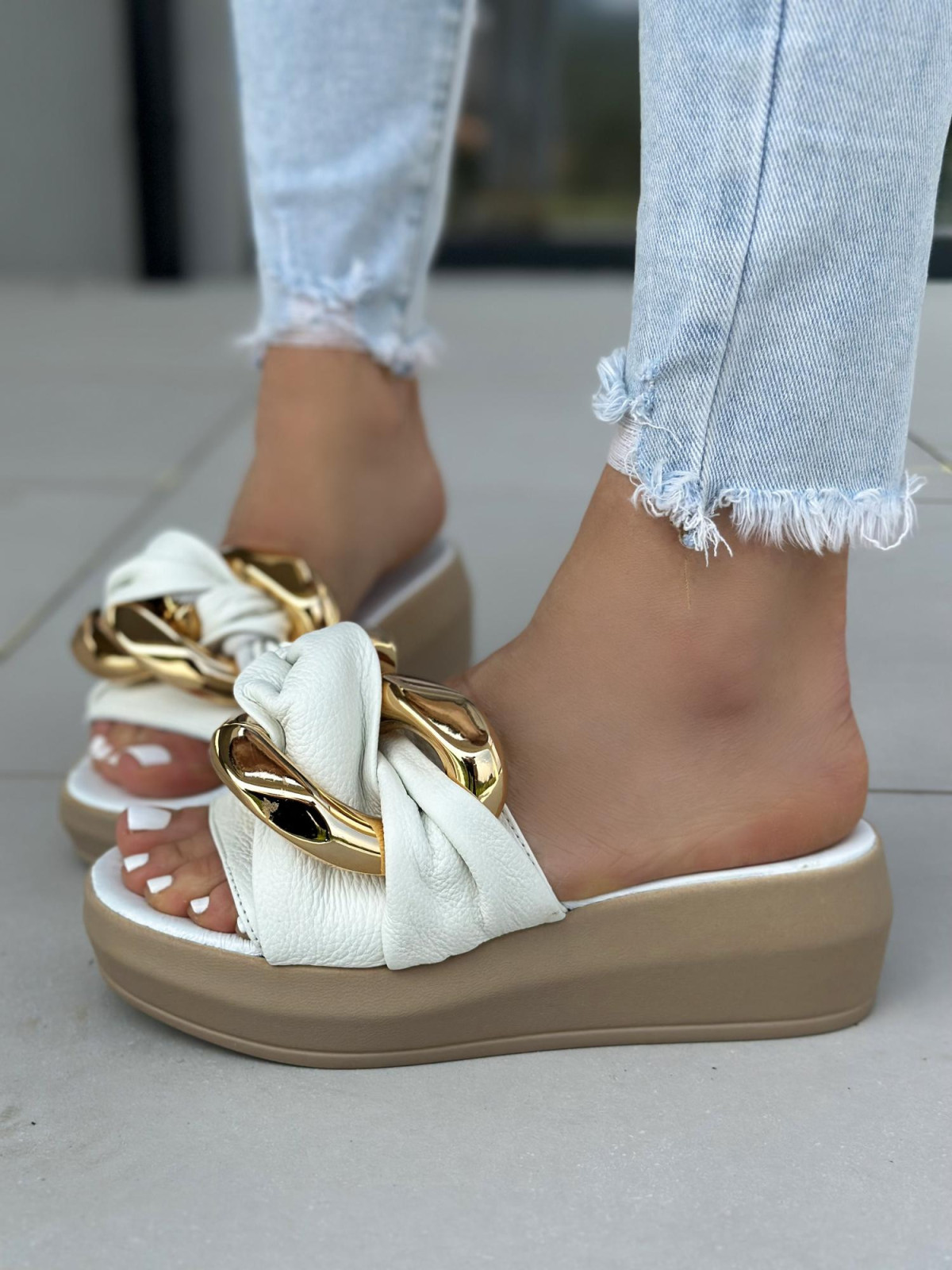 Białe klapki damskie skórzane