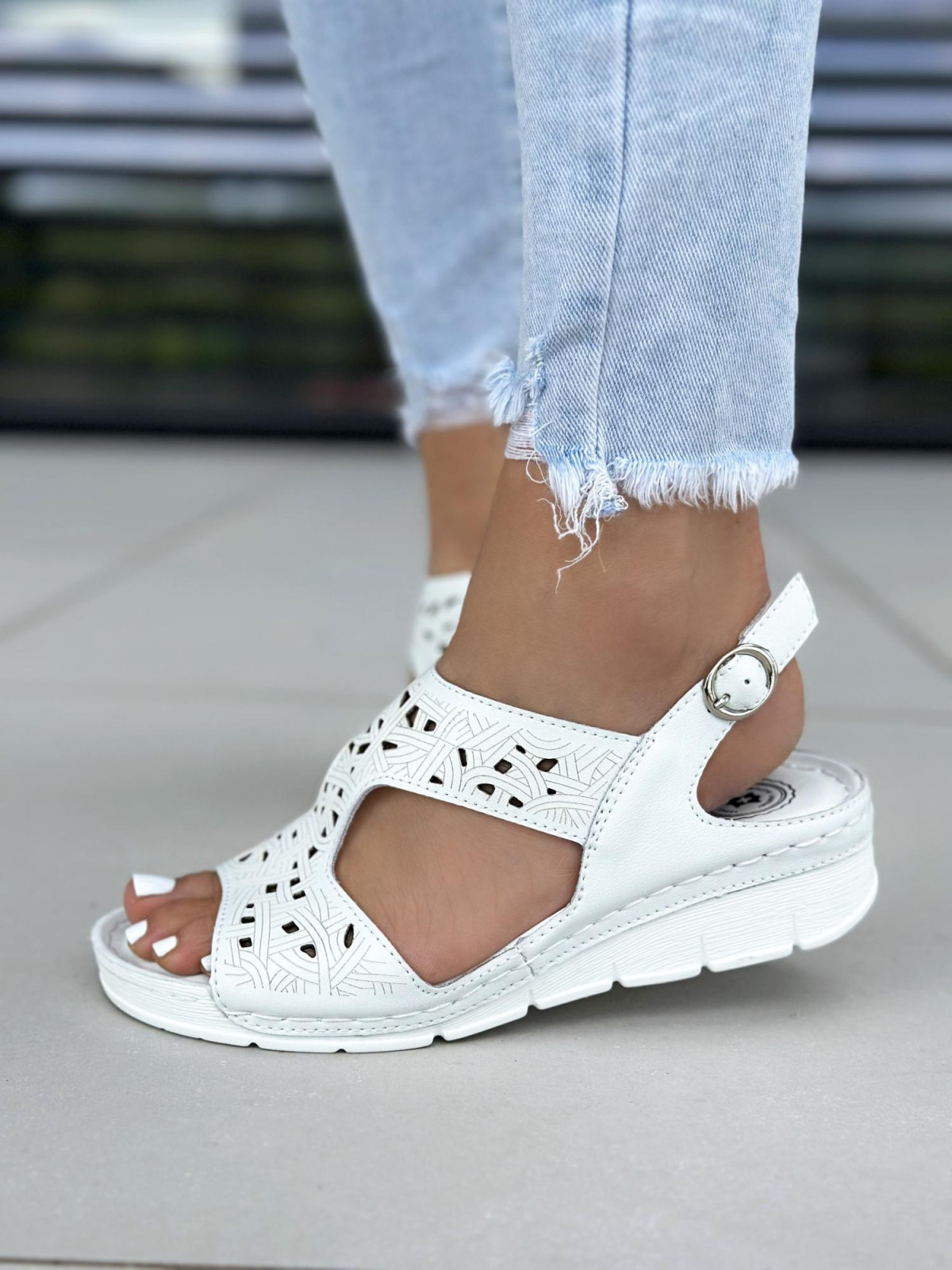 Białe sandały damskie skórzane