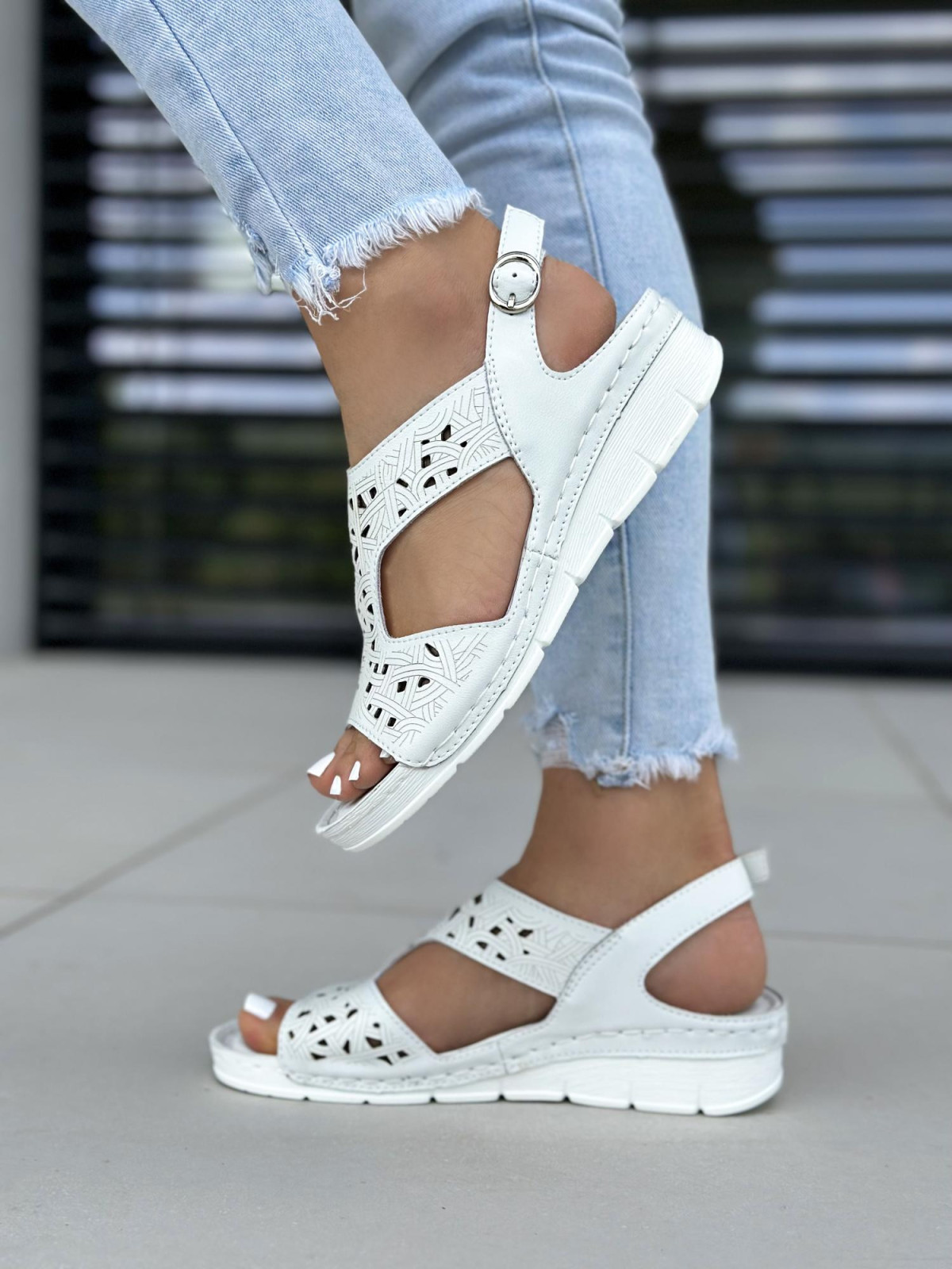 Białe sandały damskie skórzane