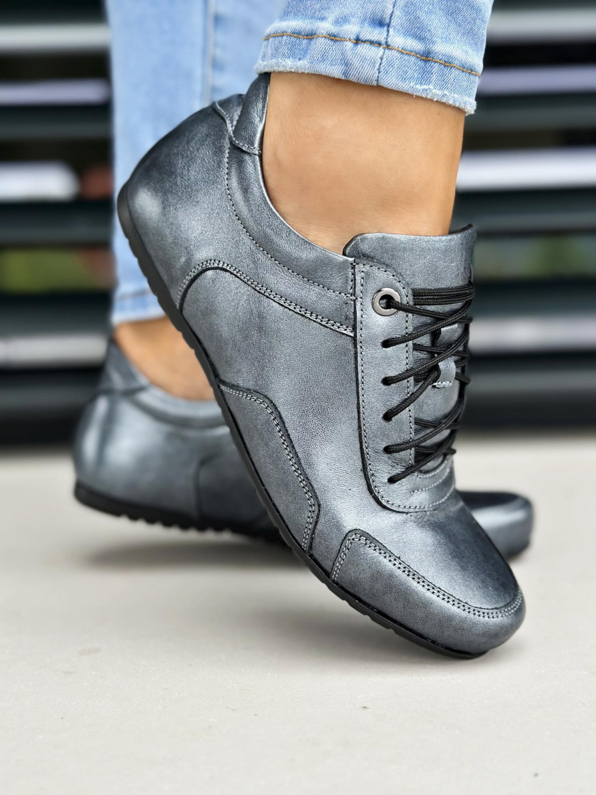 Srebrne trampki damskie skórzane