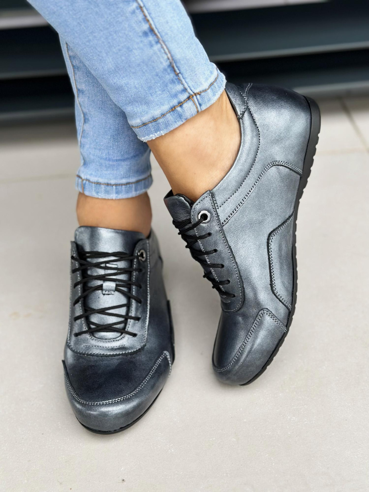 Srebrne trampki damskie skórzane