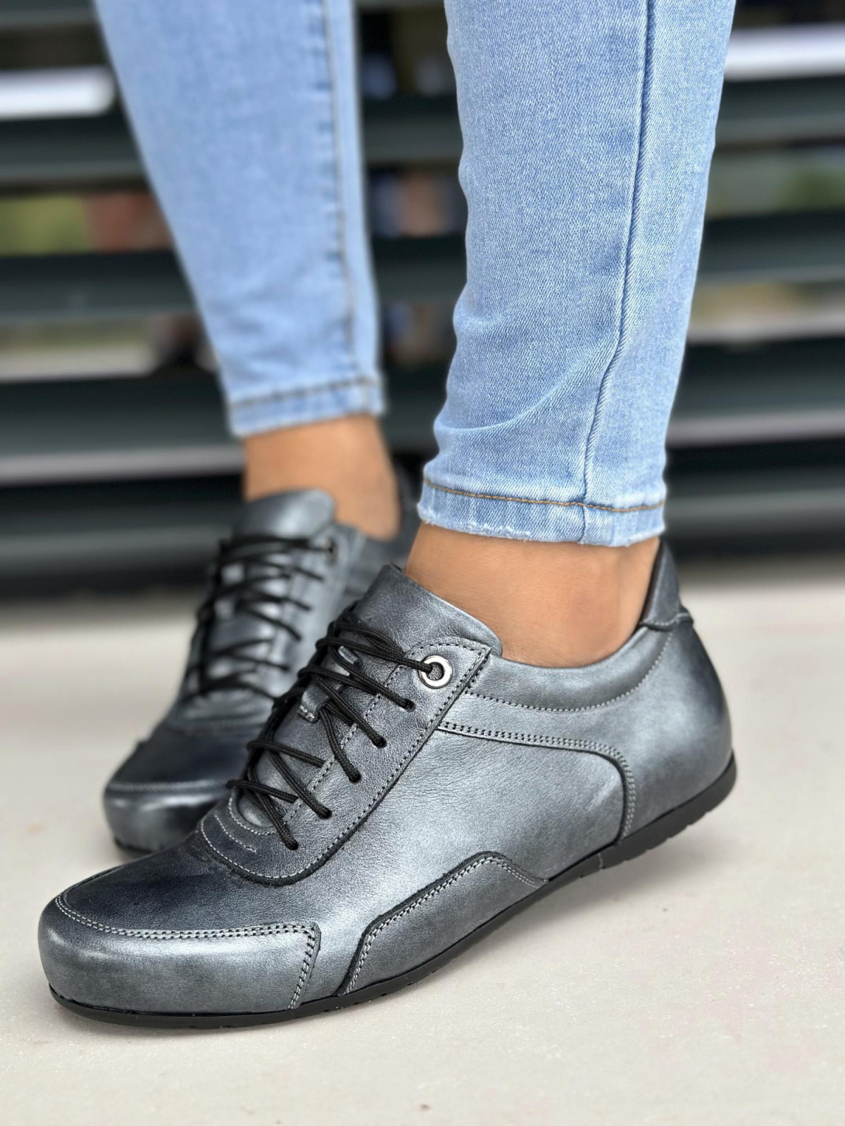 Srebrne trampki damskie skórzane