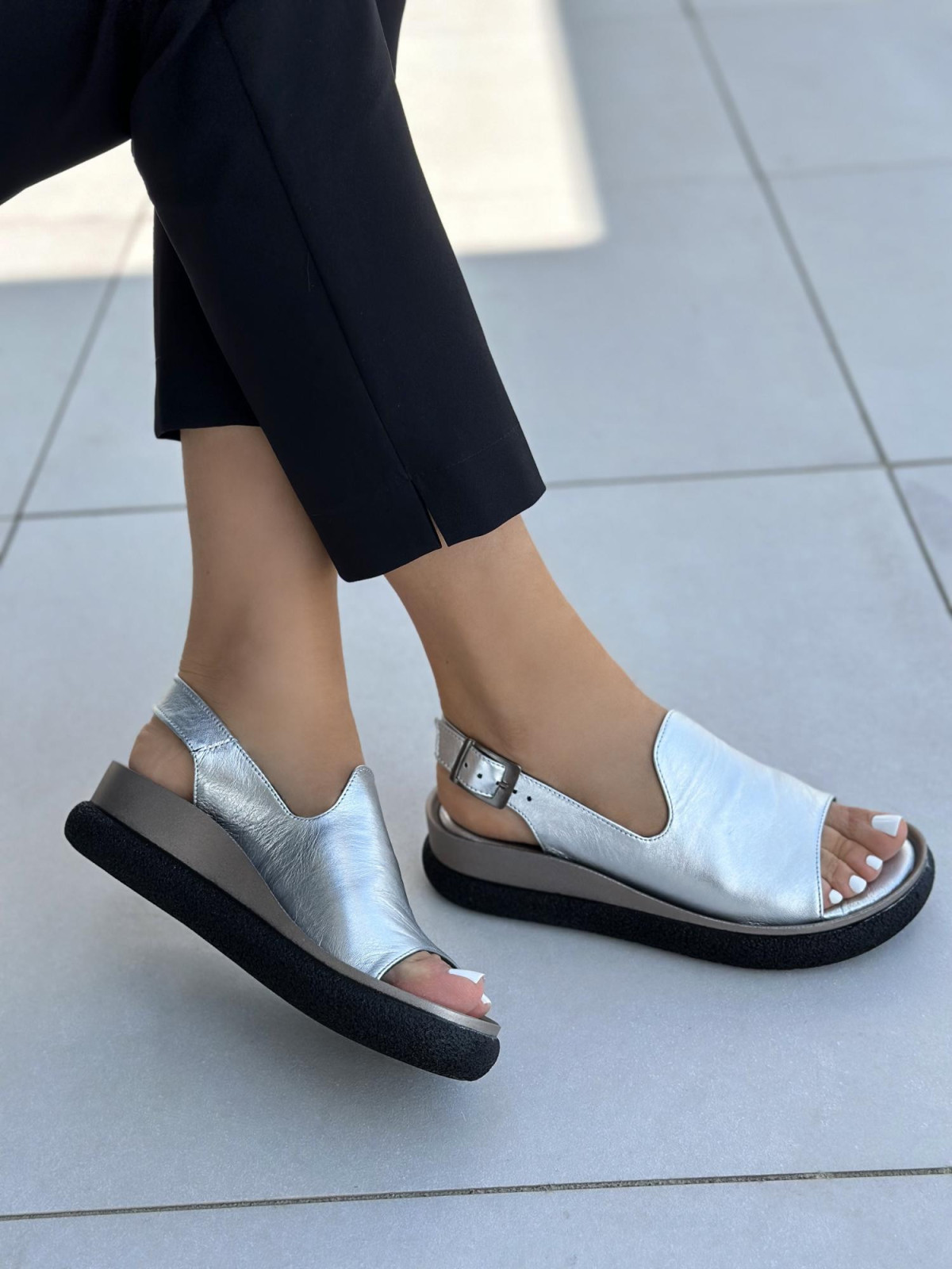 Srebrne sandaly damskie skórzane