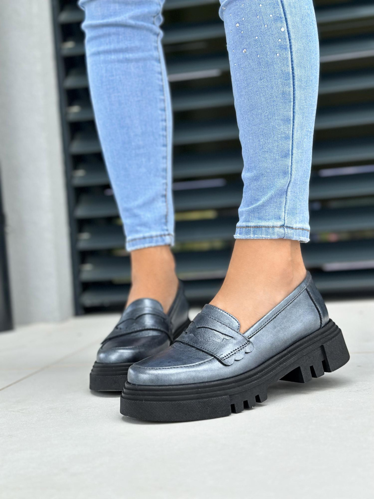 Srebrne półbuty damskie skórzane