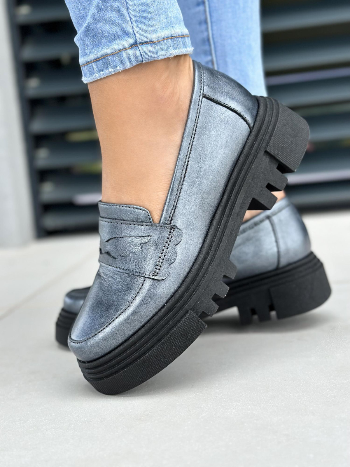 Srebrne półbuty damskie skórzane