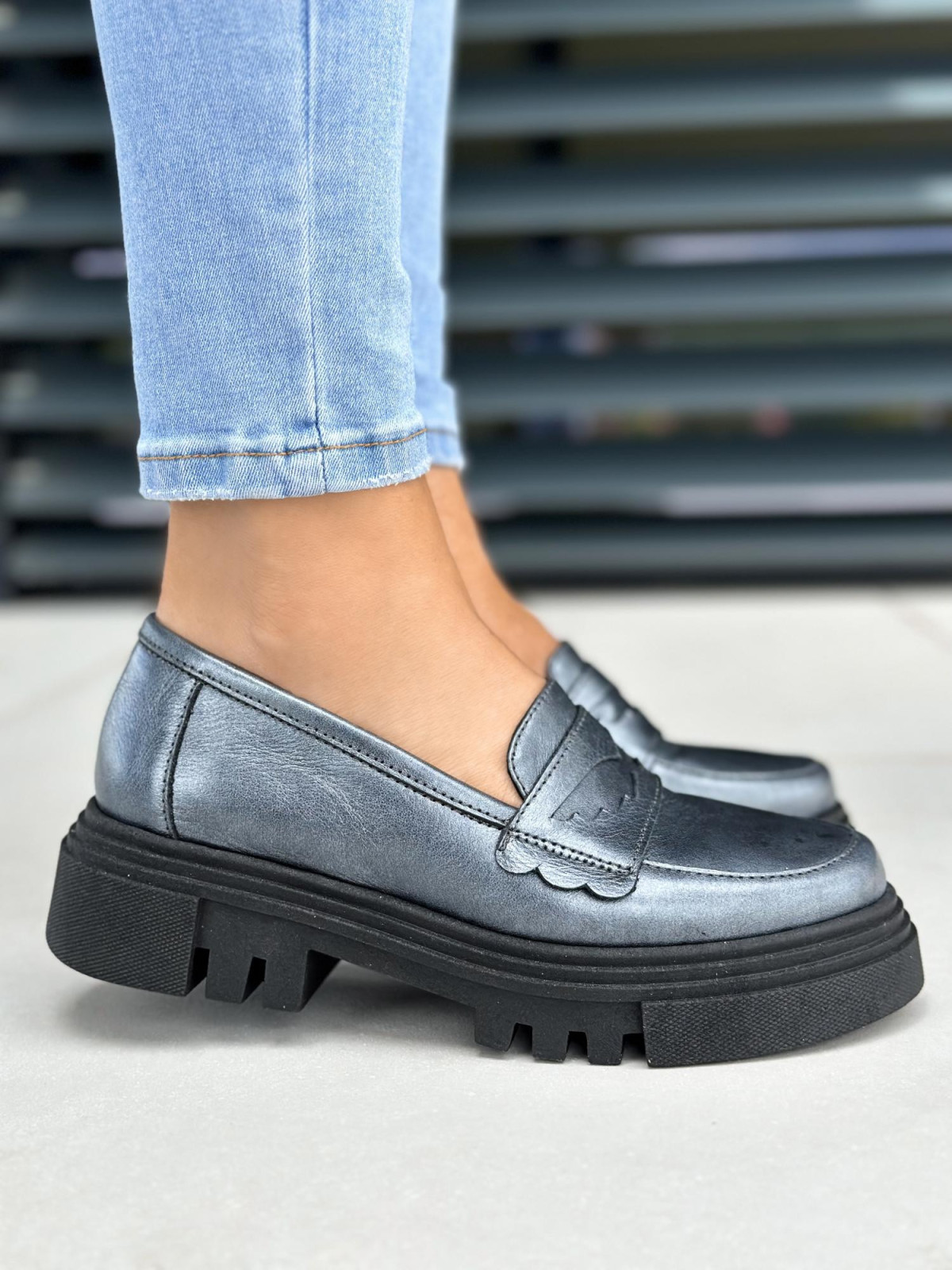 Srebrne półbuty damskie skórzane