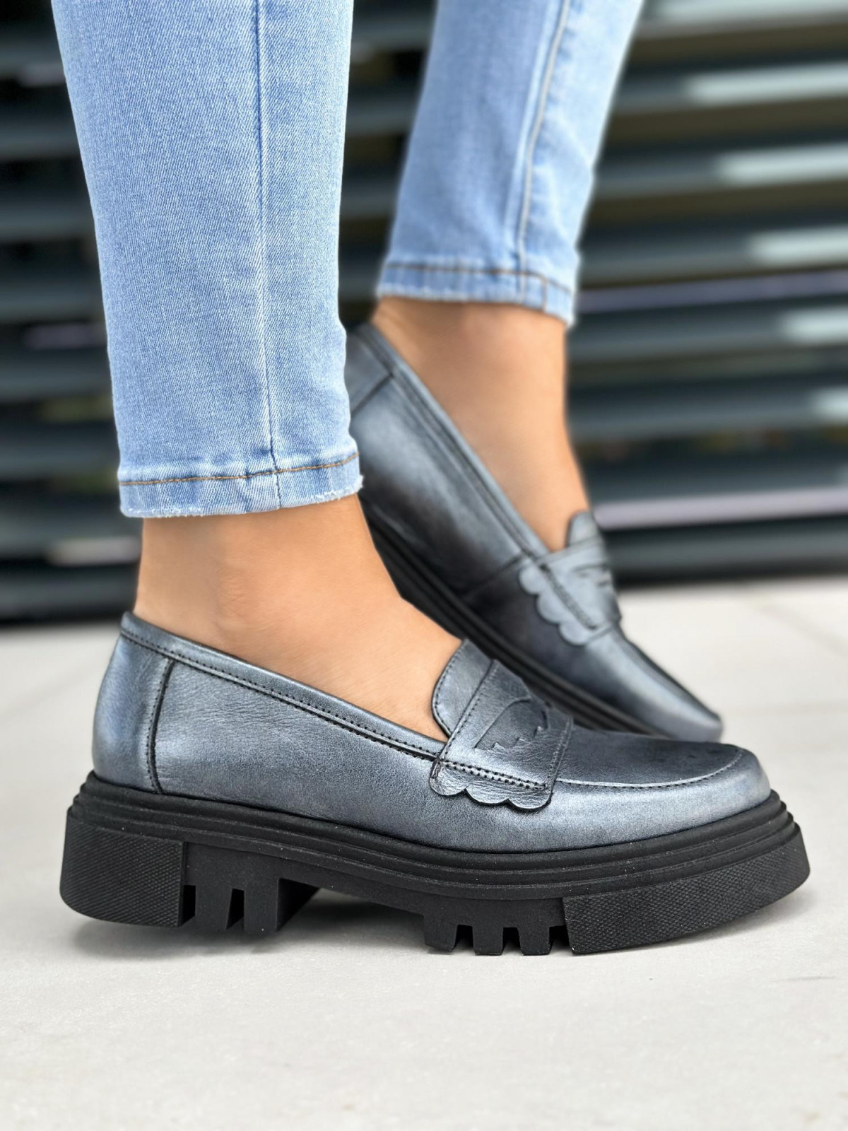 Srebrne półbuty damskie skórzane