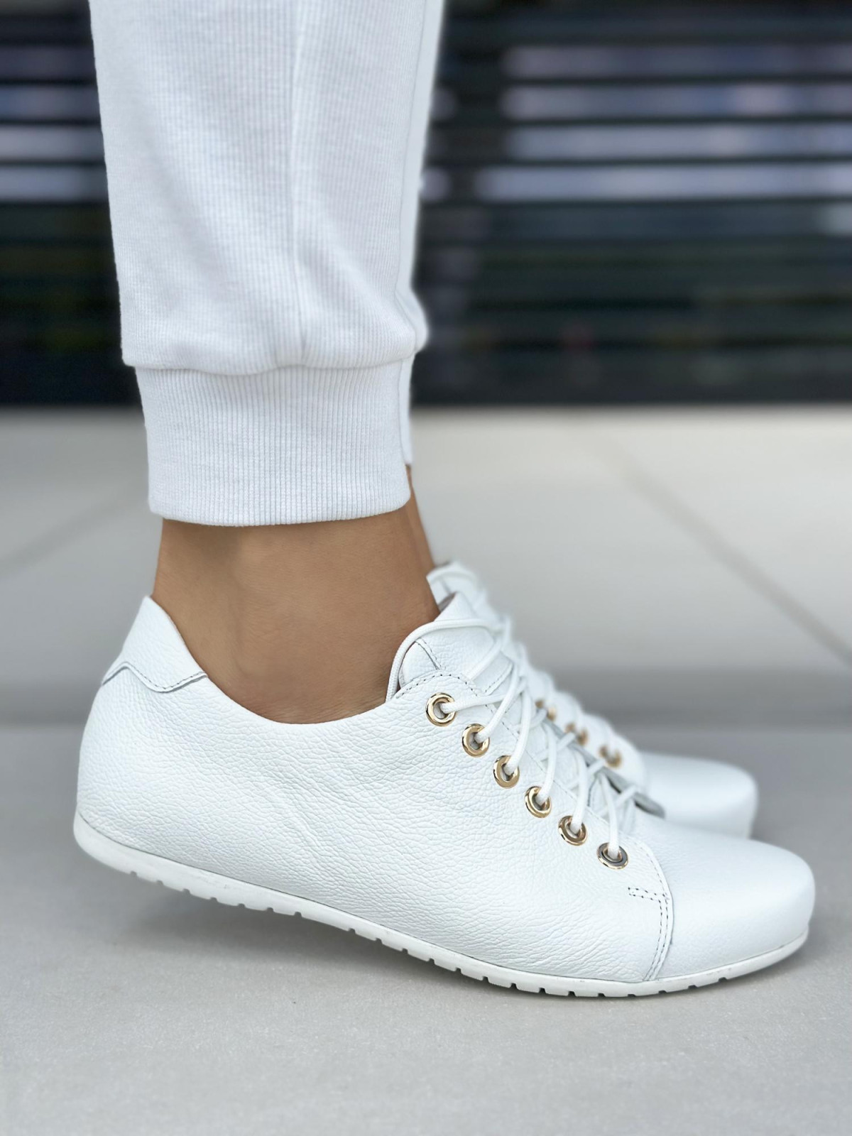 Białe trampki damskie-skórzane