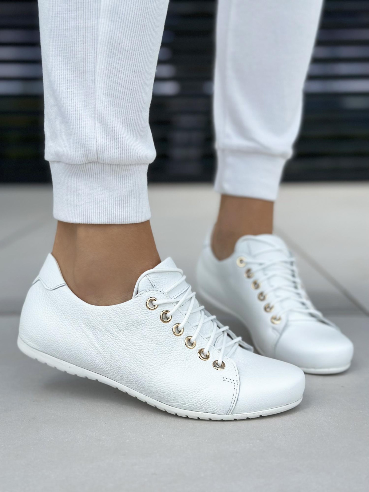 Białe trampki damskie-skórzane