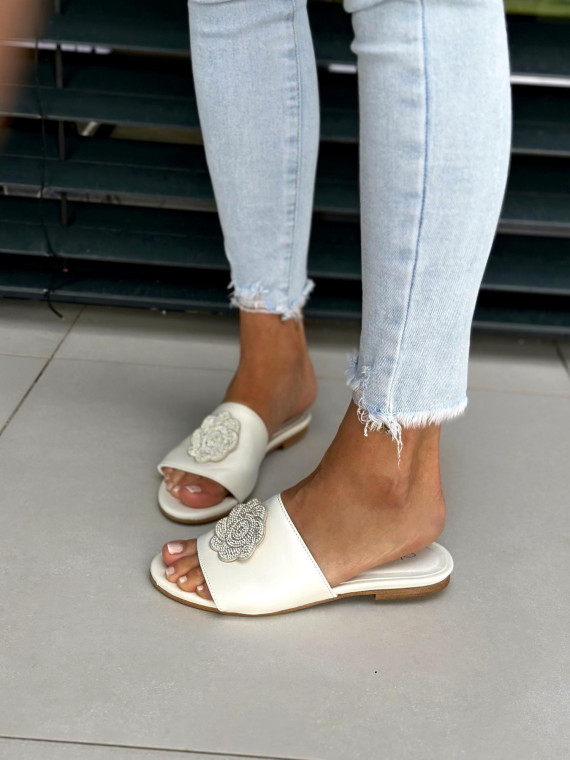 Białe klapki damskie skórzane